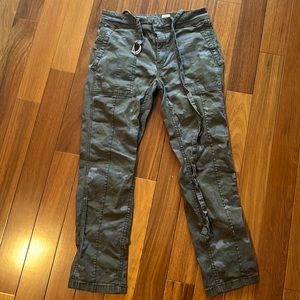 Anthropologie pants the wanderer style in camo. Size 27